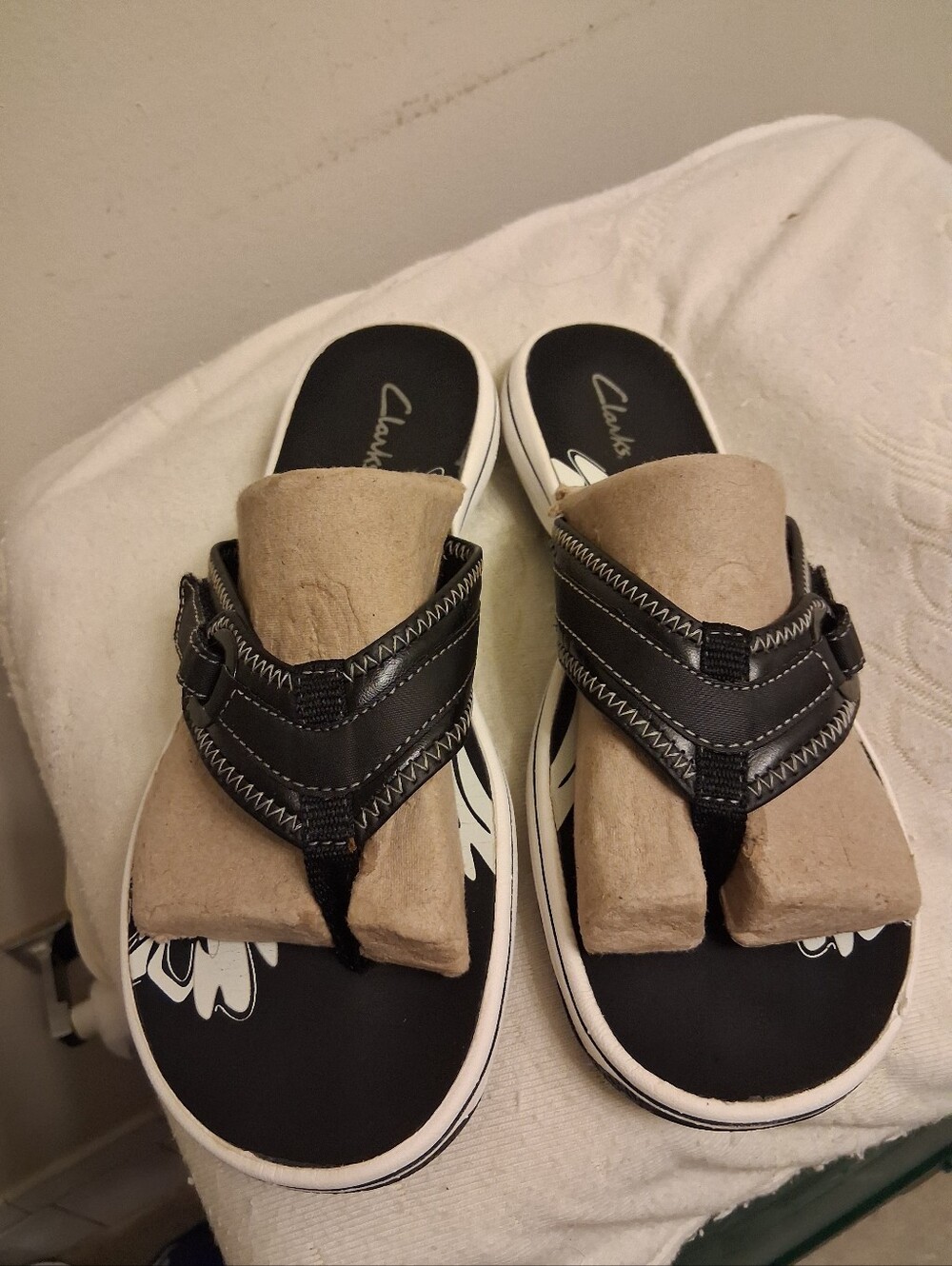 Clarks Women’s Black and Tan Thong Sandals size7